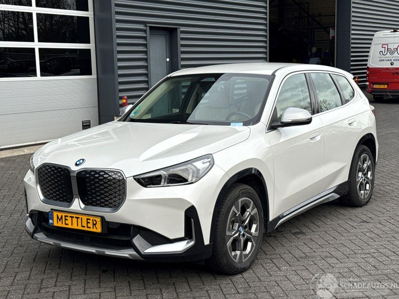 BMW iX1 XDrive30  67 kWh, camera, navigatie, trekhaak