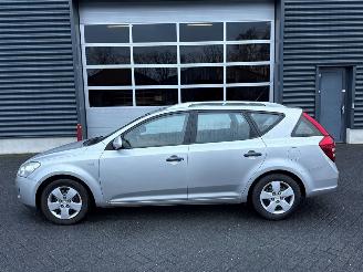 Kia Cee d 1.4 16V Combi/o  Benzine 1.396cc 80kW (109pk) FWD picture 2