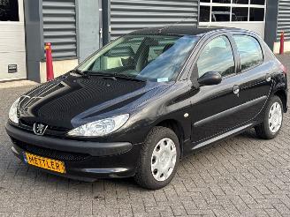 Coche accidentado Peugeot 206 1.4 XR,XS,XT,Gentry Hatchback  Benzine 1.360cc 55kW (75pk) FWD 2007/4