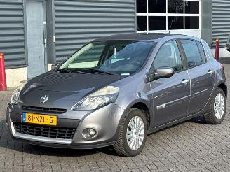 krockskadad bil auto Renault Clio 1.2 16V 75 Hatchback  Benzine 1.149cc 55kW (75pk) FWD 2011/1
