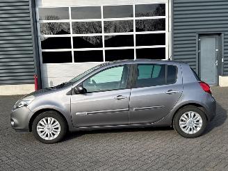 Renault Clio 1.2 16V 75 Hatchback  Benzine 1.149cc 55kW (75pk) FWD picture 2