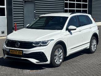Vaurioauto  passenger cars Volkswagen Tiguan R-Line 1.4 TSI eHybrid 16V SUV  Elektrisch Benzine 1.395cc 180kW (265pk) FWD 1.4 TSI eHybrid 16V SUV  Elektrisch Benzine 1.395cc 195kW (265pk) FWD 2021/6
