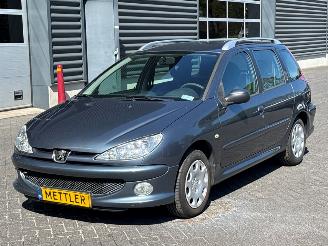 Damaged car Peugeot 206 1.4 Combi/o  Benzine 1.360cc 55kW (75pk) FWD 2006/1