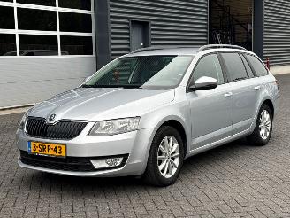 uszkodzony samochody osobowe Skoda Octavia 1.6 TDI GreenTec 16V Combi/o 4Dr Diesel 1.598cc 77kW (105pk) FWD 2013/12