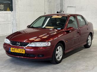 damaged passenger cars Opel Vectra -B 1.6 16V Ecotec Sedan 4Dr Benzine 1.598cc 74kW (101pk) FWD 2001/11