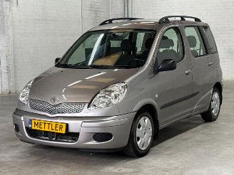 Vaurioauto  passenger cars Toyota Yaris-verso 1.3 16V MPV  Benzine 1.299cc 62kW (84pk) FWD 2004/10