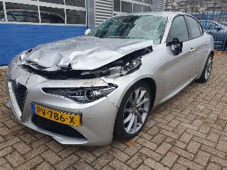 damaged passenger cars Alfa Romeo Giulia 2.0T Super Automaat 2017/9