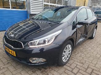 Coche accidentado Kia Cee d 1.6 GDI Business Pack 2013/7