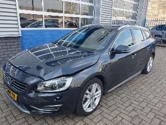 Schadeauto Volvo V-60 2.4 D6 AWD Plug-In Hybrid Summum 2013/11