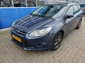Damaged car Ford Focus 1.0 EcoBoost Trend 2013/9
