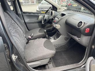 Toyota Aygo 1.0-12V + 5.drs airco N.A.P NL AUTO picture 7