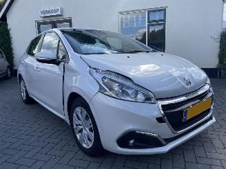 Damaged car Peugeot 208 1.2 PureTech Blue Lion N.A.P NL AUTO PRACHTIG!!! 2016/4