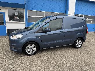 krockskadad bil bedrijf Ford Transit 1.5TDCI  COURIER  LIMITED 2023/11