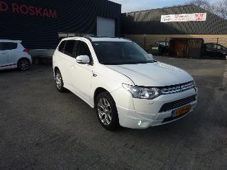 damaged passenger cars Mitsubishi Outlander 2.0 PHEV INSTYLE 2013/12