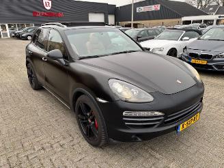 Vaurioauto  passenger cars Porsche Cayenne 4.8 S  Automaat Pano 400pk 2013/2