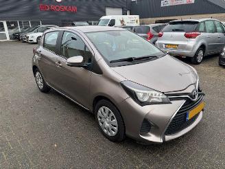 Coche accidentado Toyota Yaris 1.3  5-drs Aspiration airco 2015/11
