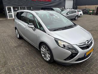 Schadeauto Opel Zafira 1.4 Cosmo Pano 140pk 2013/3