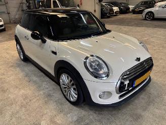 krockskadad bil auto Mini Cooper 1.5 Cooper First Born Edition Nap 2014/10