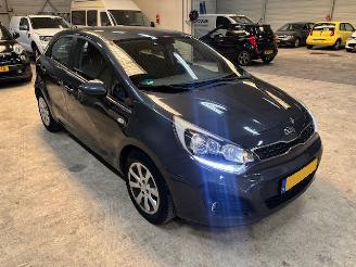 Voiture accidenté Kia Rio 1.2  5-drs airco 2015/2