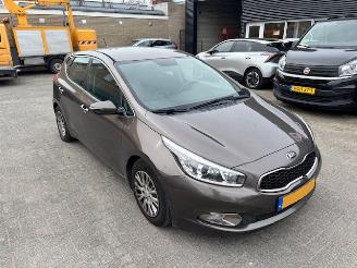 skadebil auto Kia Cee d 1.6 GDI 20th Anniversary airco 2013/11