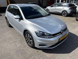 uszkodzony samochody osobowe Volkswagen Golf 1.0 TSI Comfort 2019/2