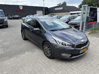 krockskadad bil auto Kia Cee d 1.6 GDI 20TH Anniversary 2013/9
