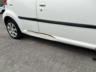 Peugeot 107 1.0 12v 5-drs airco picture 6