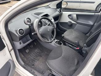 Peugeot 107 1.0 12v 5-drs airco picture 12