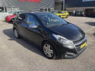 Vaurioauto  passenger cars Peugeot 208 1.2 5-drs Signature NAP 2019/4