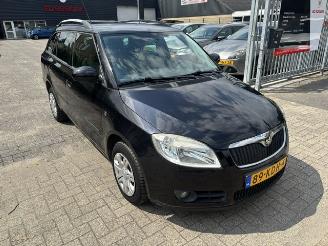 Vaurioauto  passenger cars Skoda Fabia 1.6 16v Clima NAP 2009/10