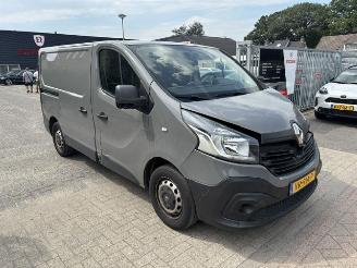 Vaurioauto  commercial vehicles Renault Trafic 1.6 DCI  Airco NAP  3-pers 2015/10