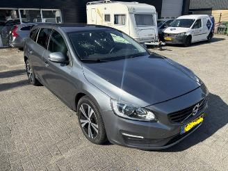 krockskadad bil auto Volvo V-60 2.0 T4 Momentum 190pk 2017/9