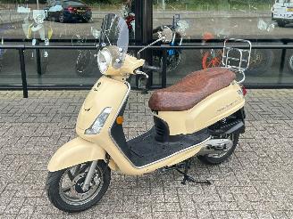 skadebil bromfiets Sym  Fiddle 2 2010/8