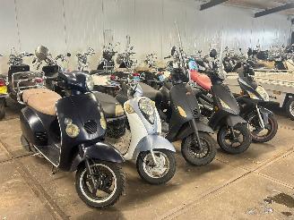 skadebil bromfiets AGM  Partij 5 scooters 2025/1