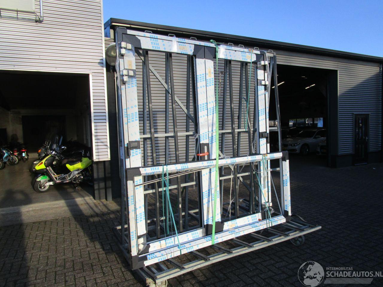 Alle  Kozijnenbok + kozijnen beschadigd.