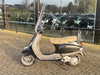 Vespa  LX 50 4T picture 2