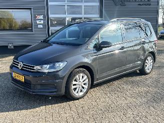 skadebil auto Volkswagen Touran 1.6 TDI SCR Highline Automaat 7persoons 2016/10
