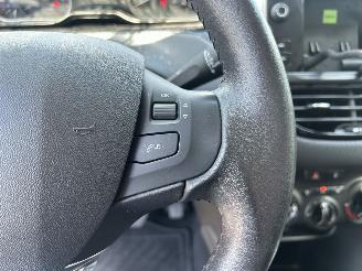 Peugeot 2008 1.2 PureTech Blue Lion picture 20
