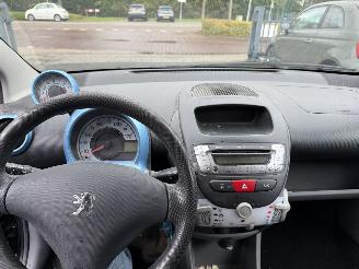 Peugeot 107 1.0-12V Urban Move AIRCO Hatchback 5-dr. picture 22