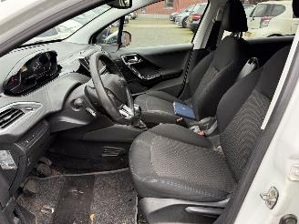 Peugeot 208 1.2 PureTech Signature NAVIGATIE picture 19