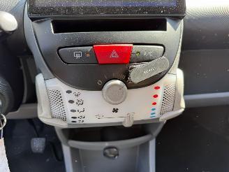 Peugeot 107 1.0-12V XS (Hatchback 5-dr.) picture 12