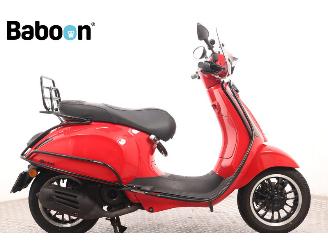 krockskadad bil bromfiets Vespa  Sprint 45KM 2020/12