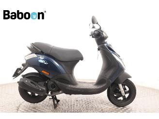 krockskadad bil bromfiets Piaggio  Zip 25KM 2016/8