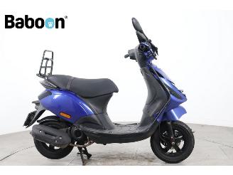 krockskadad bil bromfiets Piaggio  Zip 45KM 2020/7