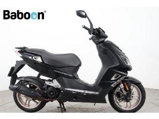 skadebil bromfiets Peugeot  Speedfight 4 45KM 2018/3