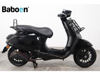 krockskadad bil bromfiets Vespa  Sprint 45KM 2016/1