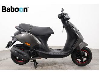 dañado ciclomotor Piaggio  Zip 45KM 2021/8