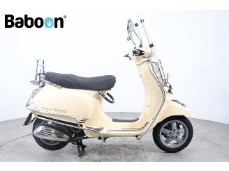 krockskadad bil bromfiets Vespa  LX 50 25KM 2010/7
