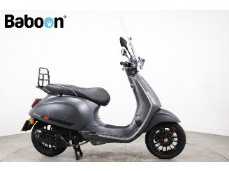 krockskadad bil bromfiets Vespa Sprint 45KM  2018/8