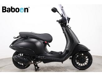 krockskadad bil bromfiets Vespa  Sprint 25KM 2018/4